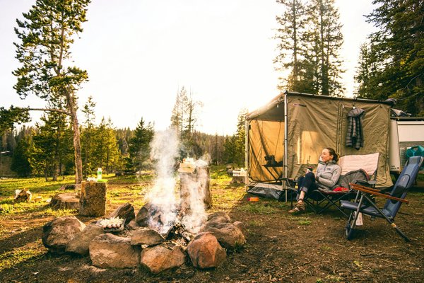 Comment préparer un itinéraire de camping pour découvrir des sites historiques?